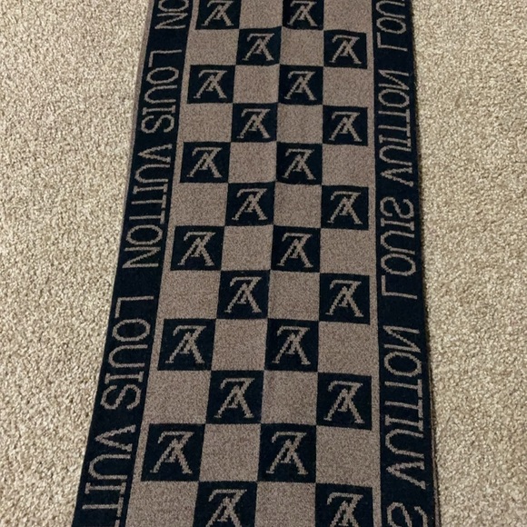 Louis Vuitton Scarf - Picture 3 of 8